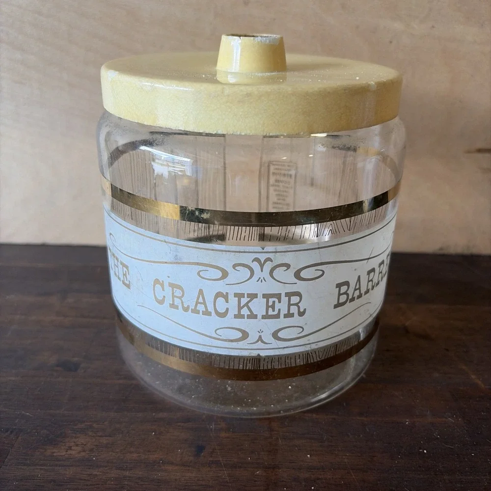 VINTAGE  PYREX  THE CRACKER BARREL W/ PLASTIC LID
